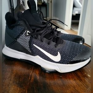 Nike 8.5 Sneaker ONLY TRIED ON ONCE